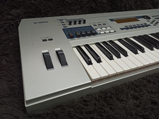 Yamaha MO6 Workstation Synth-thumb-3