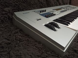 Yamaha MO6 Workstation Synth-thumb-4