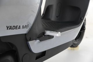 Yadea Electric Scooter 2026 M6-thumb-4