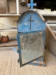 Εικονοστάσι , μεταλικο παλιό προσκυνητάρι  vintage furniture design  Ύψος 55εκ. Μήκος 30εκ Πλάτος 30εκ. Τιμή 120€