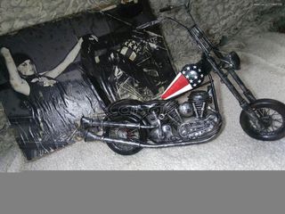 ΤΣΟΠΕΡ ΕΡΓΩ ΤΕΧΝΗΣ AMERIKANINO TSOPER ΣΕ  ΜΕΤΑΛΛΟ ΧΕΙΡΟΠΟΙΗΤΟ ΕΠΟΧΗΣ 1960  ΔΙΑΣΤΑΣΕΙΣ  44 X 44 EKAΤΟΣΤΑ ,ΜΕ ΓΚΡΑΒΟΥΡΑ. αν θέλετε να δείτε όλες τις αγγελίες μου πατήστε κάτω από το όνομα μου