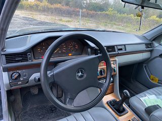 Mercedes-Benz E 200 1992-thumb-19