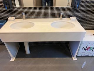 Μαρμάρινος νιπτήρας με δύο γούρνες υποκαθίμενες και δύο μπαταρίες grohe