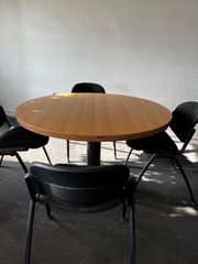 ΣΤΡΟΓΓΥΛΟ ΤΡΑΠΕΖΙ ΣΥΝΕΔΡΙΑΣΕΩΝ ΜΕ 4 ΚΑΡΕΚΛΕΣ