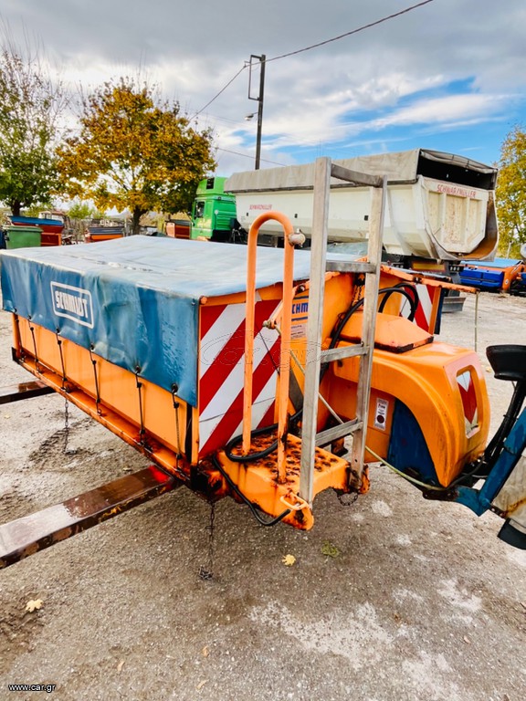 Εκχιονιστικά Unimog 2002 Αλατιέρα 2 κυβ. Με υδραυλική αναδίπλωση εσωτερικά