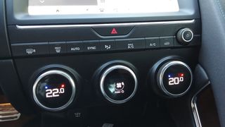 Jaguar E-Pace 2019 R-Dynamic 4X4 AUTOMATIC..!!!-thumb-20