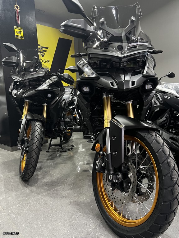 Voge DS525X 2026 BLACK KNIGHT ΜΕ 18 ΑΤΟΚΕΣ ΔΟΣΕΙΣ