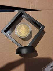 ΣΥΛΛΕΚΤΙΚΟ ΝΟΜΙΣΜΑ ETHEREUM ΧΡΥΣΟ ΚΑΙΝΟΥΡΓΙΟ ΜΕΣΑ ΣΕ ΜΑΥΡΗ ΘΗΚΗ ΜΕΓΕΘΟΣ 11CM ΥΨΟΣ ΣΥΝΟΔΕΥΕΤΑΙ ΑΠΟ CERTIFICATE GOLD COIN 24K