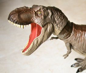 Jurassic World T-Rex Δεινόσαυρος Με Κινούμενη Ουρά & Κεφάλι