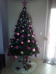 Χριστουγεννιάτικο δέντρο με στολίδια.