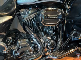 Harley Davidson Touring CVO Street Glide 2015-thumb-4