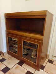 Έπιπλο - Βιτρίνα με ράφια και τζάμια