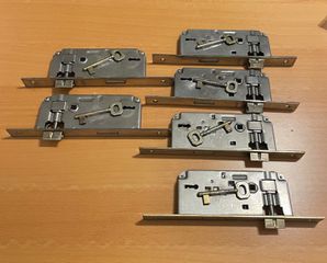 6 κλειδαριές μεσόπορτας με τα κλειδιά τους. Δουλεύουν κανονικά