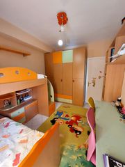 Κουκέτα με 2 κρεβάτια και στρώματα,  συρταριερα, βιβλιοθήκη, παιδικο χαλι, καρεκλες γραφείου