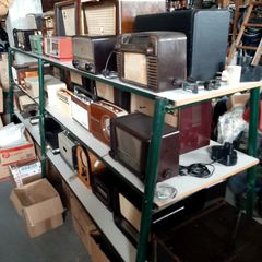 Ραδιοφωνα,ρολογια φωτιστικα,ζυγαριες χαλκινα σκευη και πολλα αλλα αντικειμενα συλλεκτικα