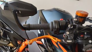 KTM 890 Duke R 2023 Σύν Προαιρετικό Εξτρα Εξοπλισμό πρός 3,000 Ευρώ-thumb-6