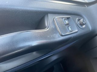 Opel Vivaro 2015-thumb-10