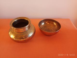 Δύο ορειχάλκινα σκεύη. Διαστάσεις: Πρώτο Ύψος 10 εκατ και διάμετρος 8 εκατ Δεύτερο Ύψος 4,5 εκατ και διάμετρος 10,5 εκατ. Τιμή και για τα δύο 40€