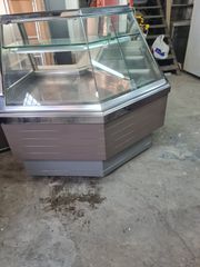 ΒΙΤΡΙΝΑ ΖΕΣΤΗ ΓΟΝΙΑΚΗ 220Χ135Χ125 ΜΕ ΑΝΟΙΓΟΜΕΝΑ ΤΣΑΜΙΑ ΜΠΡΟΣΤΑ