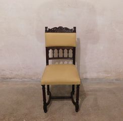 Καρέκλα ξυλόγλυπτη με δερμάτινο κάθισμα, περίπου 100 ετών.