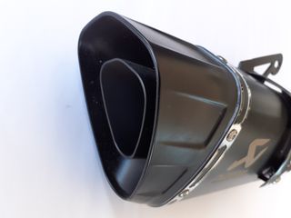 ΤΕΛΙΚΟ ΕΞΑΤΜΙΣΗΣ ΤΡΙΓΩΝΙΚΟ ΜΑΥΡΟ AKRAPOVIC-thumb-2
