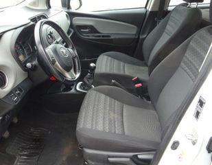 Toyota Yaris 2015-thumb-3