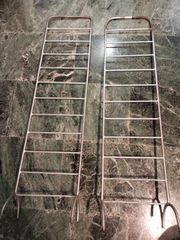 Τρία Σταντ διακοσμητικά βιτρίνας.