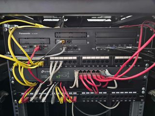 Τηλεφωνικο κεντρο μαρκας panasonic μαζι με Rack