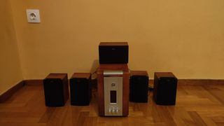 Λειτουργικά και αποδοτικά με καθαρό ήχο και μπάσο 5 ηχεία AION με σύστημα subwoofer και κουμπιά χειρισμού σε εξαιρετική κατάσταση