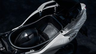 Yamaha TMAX 560 Tech Max 2026 ΑΜΕΣΑ ΔΙΑΘΕΣΙΜΟ ΜΕ ΠΛΟΥΣΙΑ ΔΩΡΑ-thumb-16