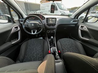 Peugeot 2008 2015 1.2 PURETECH PANORAMA-thumb-28