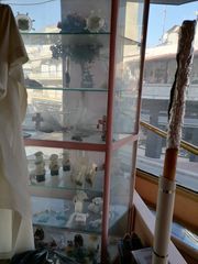 ΠΩΛΟΥΝΤΑΙ ΔΥΟ (2) ΒΙΤΡΙΝΕΣ ΓΙΑ ΜΠΟΜΠΟΝΙΕΡΕΣ ΚΑΙ ΑΛΛΑ ΔΙΑΦΟΡΑ ΕΙΔΗ