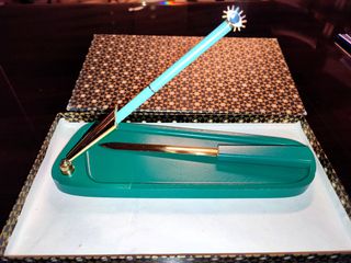 Σετ γραφείου - Χαρτοκόπτης - Ορθοστάτης Στυλό Πένας