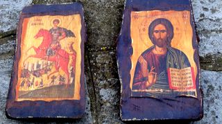 Δύο αγιογραφίες του Ιησού και του Αγίου Δημητρίου πάνω σε κορμό δένδρου