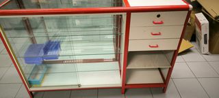 Πάγκοι και βιτρίνες καταστήματος