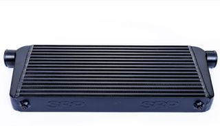 Universal intercooler με baffled tank bar and plate με staggered kai louvered fins εως 460HP για πολλούς τύπους αυτοκίνητων. (55 x 23 x 6,5)