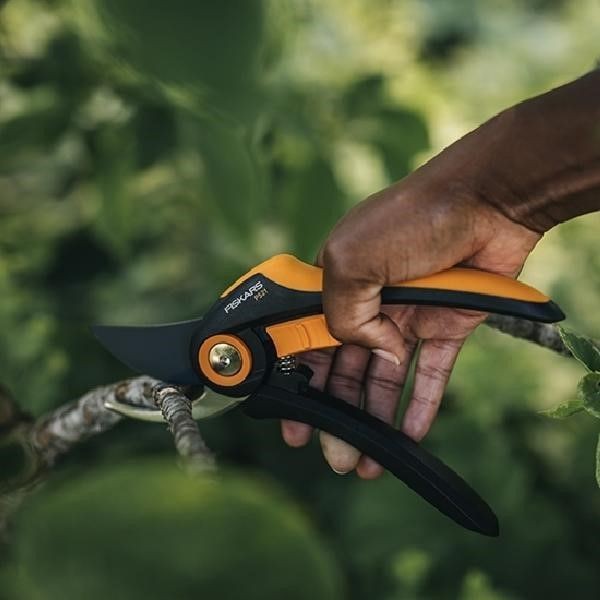 FISKARS Κλαδευτήρι Plus™ Bypass P521 (111114102)