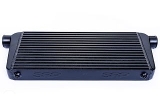 Universal intercooler με baffled tank bar and plate με staggered kai louvered fins εως 620HP για πολλούς τύπους αυτοκίνητων. (60 x 28 x 6.5)