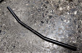 ΤΙΜΟΝΙΑ DRAG BAR 25mm 1" ιντσα ΜΑΥΡΟ ΜΑΤ ΜΕ ΤΗΝ ΑΞΙΟΠΙΣΤΊΑ ΚΑΙ ΤΗΝ ΠΟΙΟΤΗΤΑ ΤΗΣ MotorDMS.