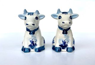 Dutch Delft Blue and White Salt & Pepper Cow Set Shakers - Σουβενίρ Ολλανδίας Delft Αλατοπίπερο Σετ 2 Αγελαδίτσες