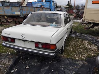 Mercedes-Benz E 240 1982-thumb-5