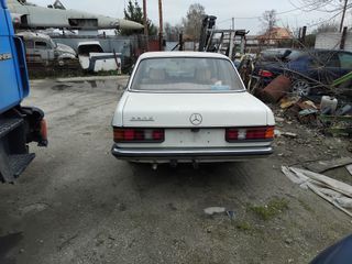 Mercedes-Benz E 240 1982-thumb-8