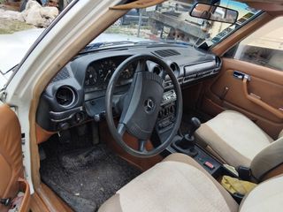 Mercedes-Benz E 240 1982-thumb-12