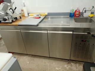 Ψυγείο φέτας 3 πόρτες και ενσωματωμένο νεροχύτη.