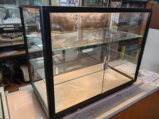 ΤΥΡΟΠΙΤΙΕΡΑ ΕΠΙΤΡΑΠΕΖΙΑ ΜΕ ΑΝΤΙΣΤΑΣΗ ΜΑΥΡΗ ΜΕ 2 ΡΑΦΙΑ ΚΑΙ ΤΟΝ ΠΑΤΟ [ΜΕΤΑΧΕΙΡΙΣΜΕΝΗ]