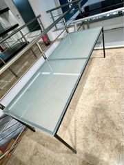 Πωλείται Τραπέζι βιτρίνα σιδερένιο χρωμα Μάυρο με τζάμι αμμοβολή (περιοχή ΒΙΠΕ Ηρακλείου Κρήτης)