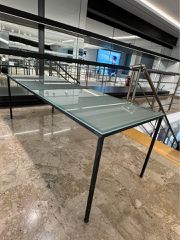Πωλείται Τραπέζι βιτρίνα σιδερένιο χρώμα Μαύρο με τζάμι αμμοβολή (περιοχή ΒΙΠΕ Ηρακλείου Κρήτης)