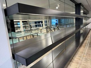 Πωλείται Ραφιέρα τοίχου wenge με πλάτη καθρέφτη, ράφια 3ων θέσεων με μεταλλικούς βραχίονες ρυθμιζόμενους καθ’ ύψος και κρυφό φωτισμό led (περιοχή ΒΙΠΕ Ηρακλείου Κρήτης)