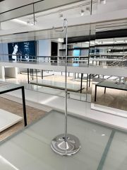 Πωλείται Μεταλλική βάση (stand) για τσάντες ή αξεσουάρ νίκελ γυαλιστερή με μονό τσιγγέλι, ρυθμιζόμενη σε ύψος απο 40 εκατοστά εως 72 εκατοστά (περιοχή ΒΙΠΕ Ηρακλείου Κρήτης)