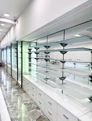 Πωλείται Ραφιέρα τοίχου μελαμίνη λευκή με πλάτη καθρέφτη, ράφια τζάμι αμμοβολή 6 θέσεων ρυθμιζόμενα καθ´ύψος, με κρυφό φωτισμό, με διπλή συρταριέρα για αποθήκευση (περιοχή ΒΙΠΕ Ηρακλείου Κρήτης)